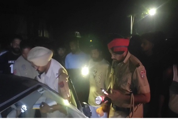 ਪੰਜਾਬ ਤੋਂ ਸਨਸਨੀਖੇਜ਼ ਖ਼ਬਰ : ਕਾਲੀ ਗੱਡੀ ''ਚ ਲਾਸ਼ਾਂ ਦੇਖ ਕੰਬੇ ਲੋਕ, ਇਕੱਠਾ ਹੋ ਗਿਆ ਸਾਰਾ ਪਿੰਡ