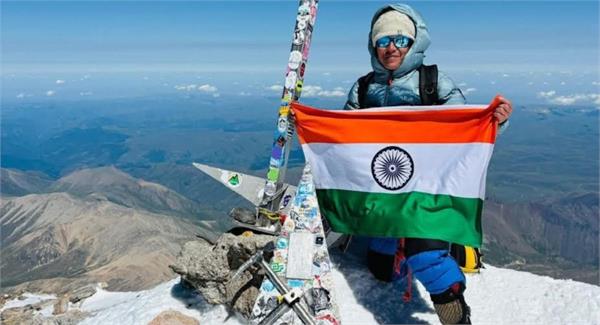 himachal police  s bindiya kaushal reaches europe  s highest peak