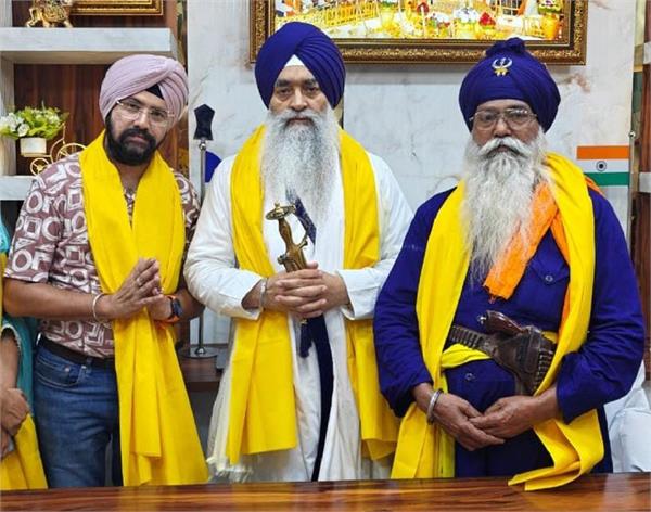 warm welcome to head granthi giani raghbir singh on arrival