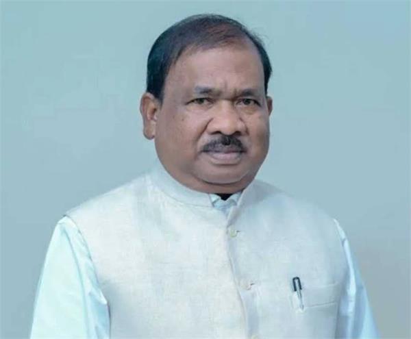 education minister fell in the bathroom