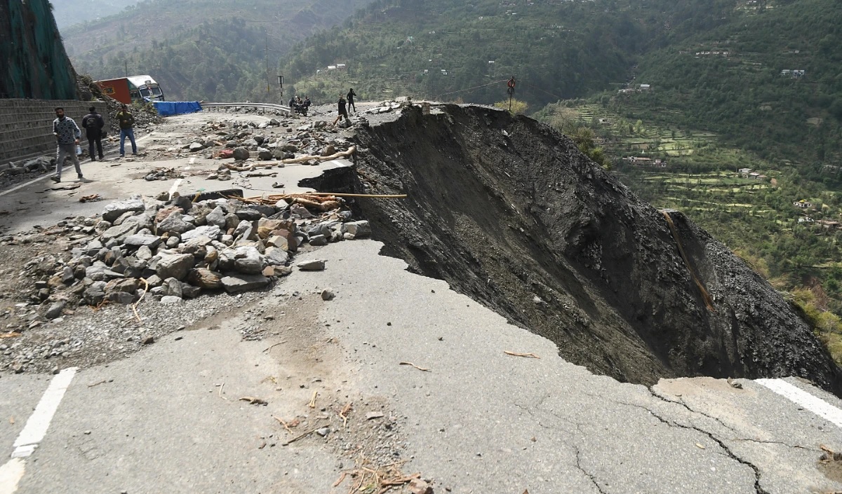 ਮੁੰਬਈ ''ਚ ਭਾਰੀ ਮੀਂਹ ਨੇ ਮਚਾਈ ਤਬਾਹੀ! ਹੋਈ Landslide, ਦੋ ਲੋਕਾਂ ਦੀ ਮੌਤ
