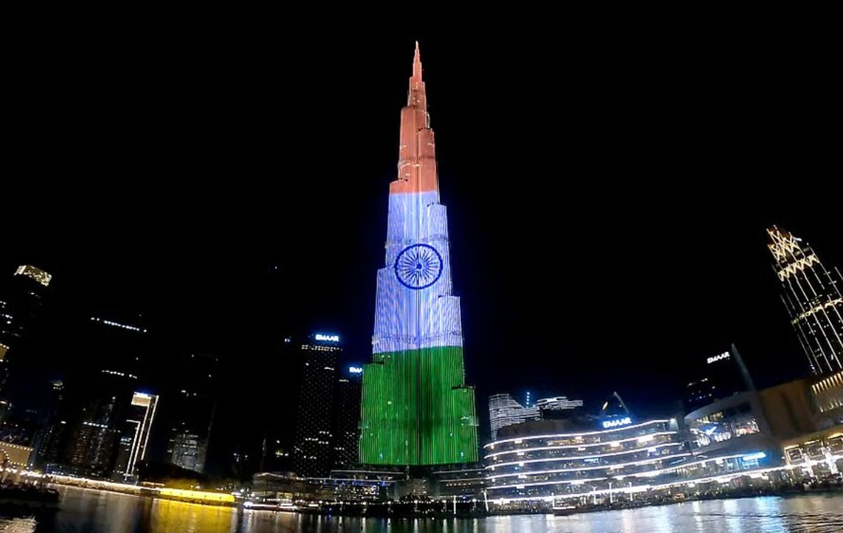 UAE ''ਚ ਵੀ ਗੂੰਜੇ ''ਭਾਰਤ ਮਾਤਾ ਦੀ ਜੈ'' ਦੇ ਜੈਕਾਰੇ ! ਤਿਰੰਗੇ ਦੇ ਰੰਗਾਂ ''ਚ ਰੰਗਿਆ ਗਿਆ ਬੁਰਜ ਖ਼ਲੀਫ਼ਾ