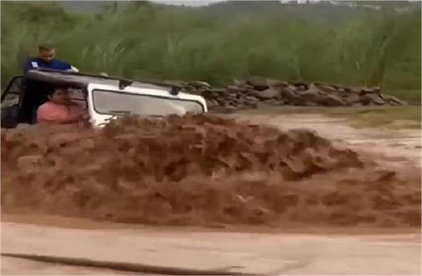 jeep stuck in river  watch horrifying video