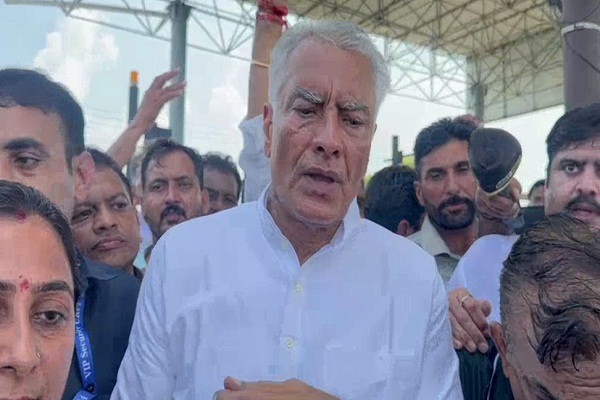 ਭਾਜਪਾ ਦੇ ਕੈਂਪ ''ਚ ਪੁੱਜਣ ਤੋਂ ਪਹਿਲਾਂ ਹੀ ਸੁਨੀਲ ਜਾਖੜ ਨੂੰ ਪੁਲਸ ਨੇ ਰੋਕਿਆ