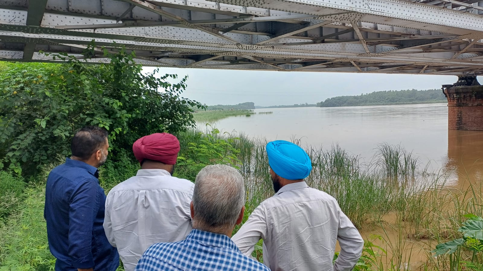ਪੰਜਾਬ ''ਚ ਹੜ੍ਹ ਦਾ ਖ਼ਤਰਾ, ਬਿਆਸ ਦਰਿਆ ਨਾਲ ਲੱਗਦੇ ਹੇਠਲੇ ਪਿੰਡਾਂ ’ਚ ਟੀਮਾਂ ਤਾਇਨਾਤ