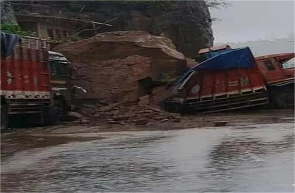 rain of stones started on kiratpur ner chowk four way