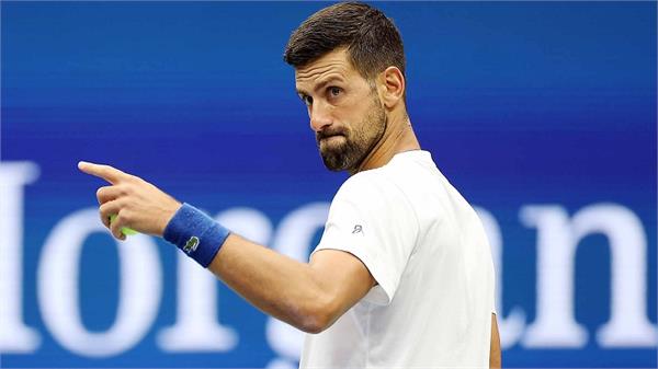 djokovic in third round despite struggling with poor form