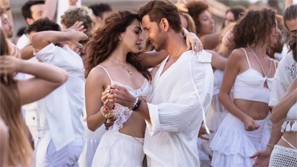 hrithik and kiara  s chemistry in the song   aawan jaawan   won the hearts