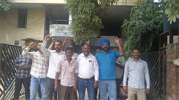 electricity worker held gate rally in protest