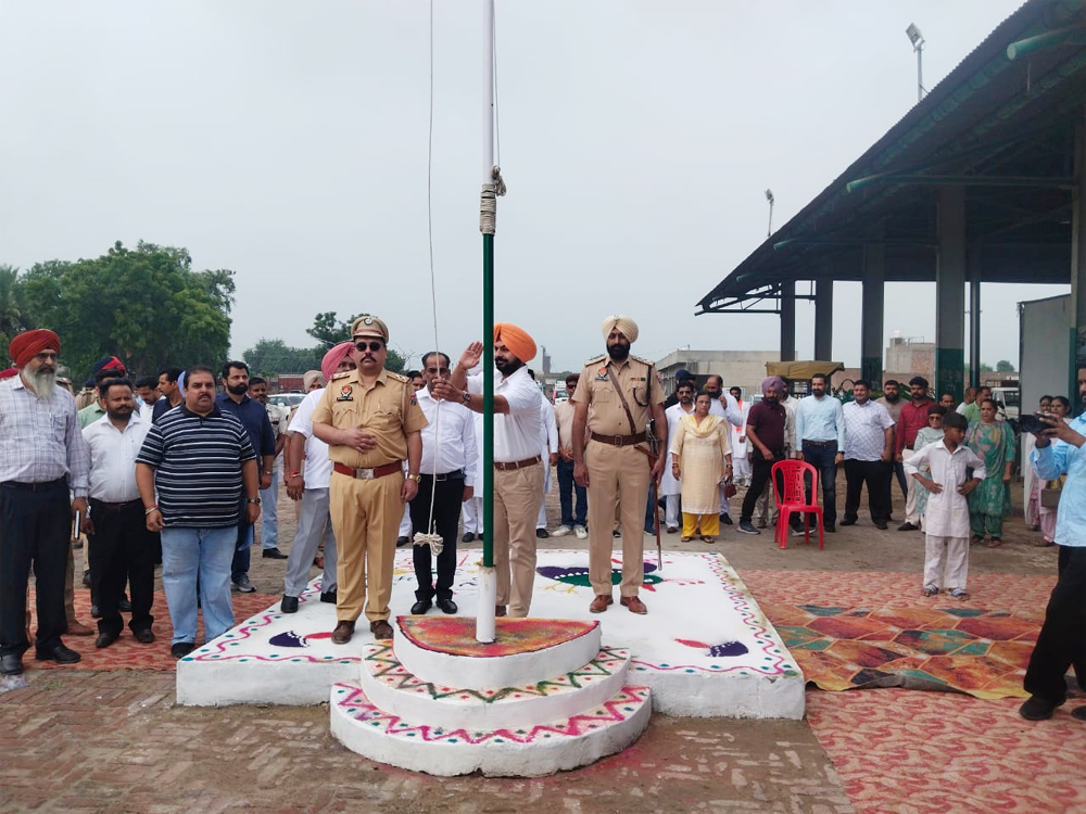 ਗੁਰੂਹਰਸਹਾਏ ਵਿਖੇ ਐੱਸ. ਡੀ. ਐੱਮ. ਉਦੇ ਦੀਪ ਸਿੰਘ ਸਿੱਧੂ ਨੇ ਲਹਿਰਾਇਆ ਤਿਰੰਗਾ