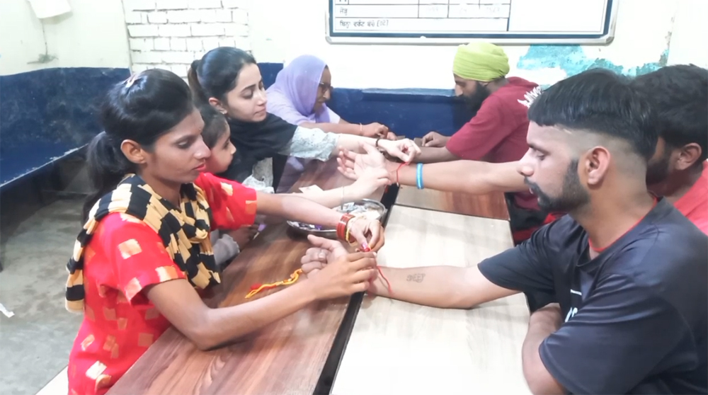 ਹੁਸ਼ਿਆਰਪੁਰ ਜੇਲ੍ਹ ''ਚ ਬੰਦ ਭਰਾਵਾਂ ਨੂੰ ਰੱਖੜੀ ਬੰਨ੍ਹਣ ਪਹੁੰਚੀਆਂ ਭੈਣਾਂ ਹੋਈਆਂ ਭਾਵੁਕ