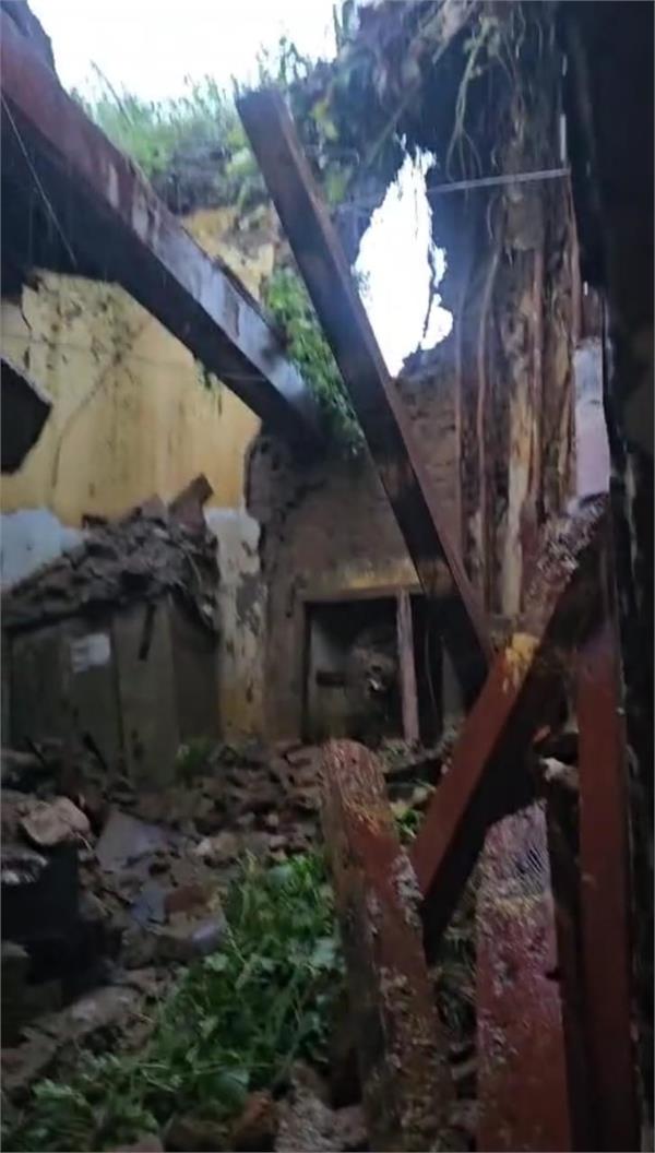 the roof of the city police station warehouse suddenly collapsed