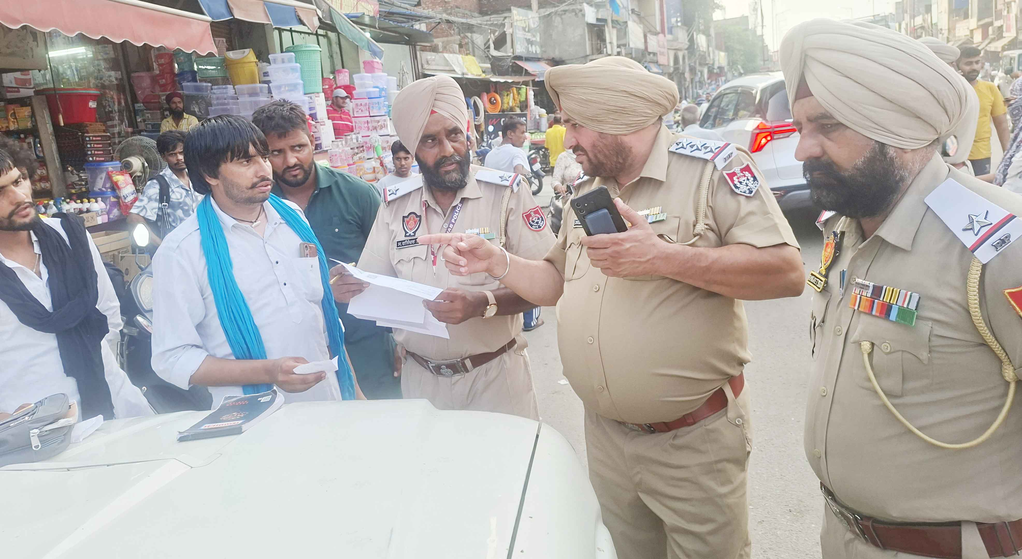 ਟਰੈਫਿਕ ਪੁਲਸ ਨੇ ਕਾਲੇ ਸੀਸ਼ੇ ਵਾਲੀਆਂ ਗੱਡੀਆਂ ਤੇ ਮੂੰਹ ਬੰਨ੍ਹ ਕੇ ਦੋਪਹੀਆ ਵਾਹਨ ਚਲਾਉਣ ਵਾਲਿਆਂ ’ਤੇ ਕੱਸਿਆ ਸ਼ਿੰਕਜਾ