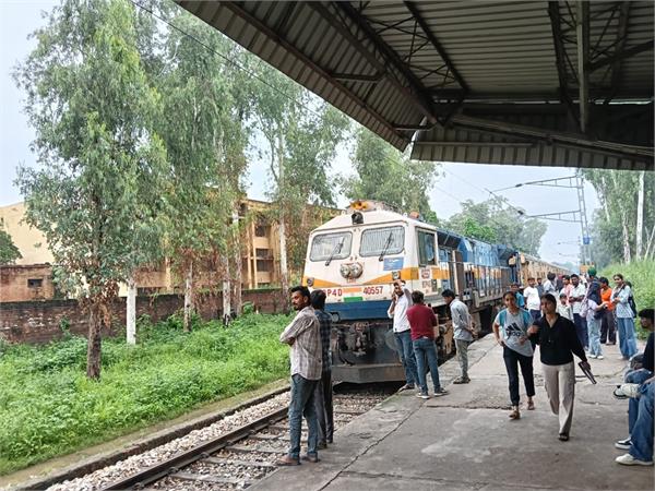 local train stalled at dav halt for 2 hours due to technical fault in engine