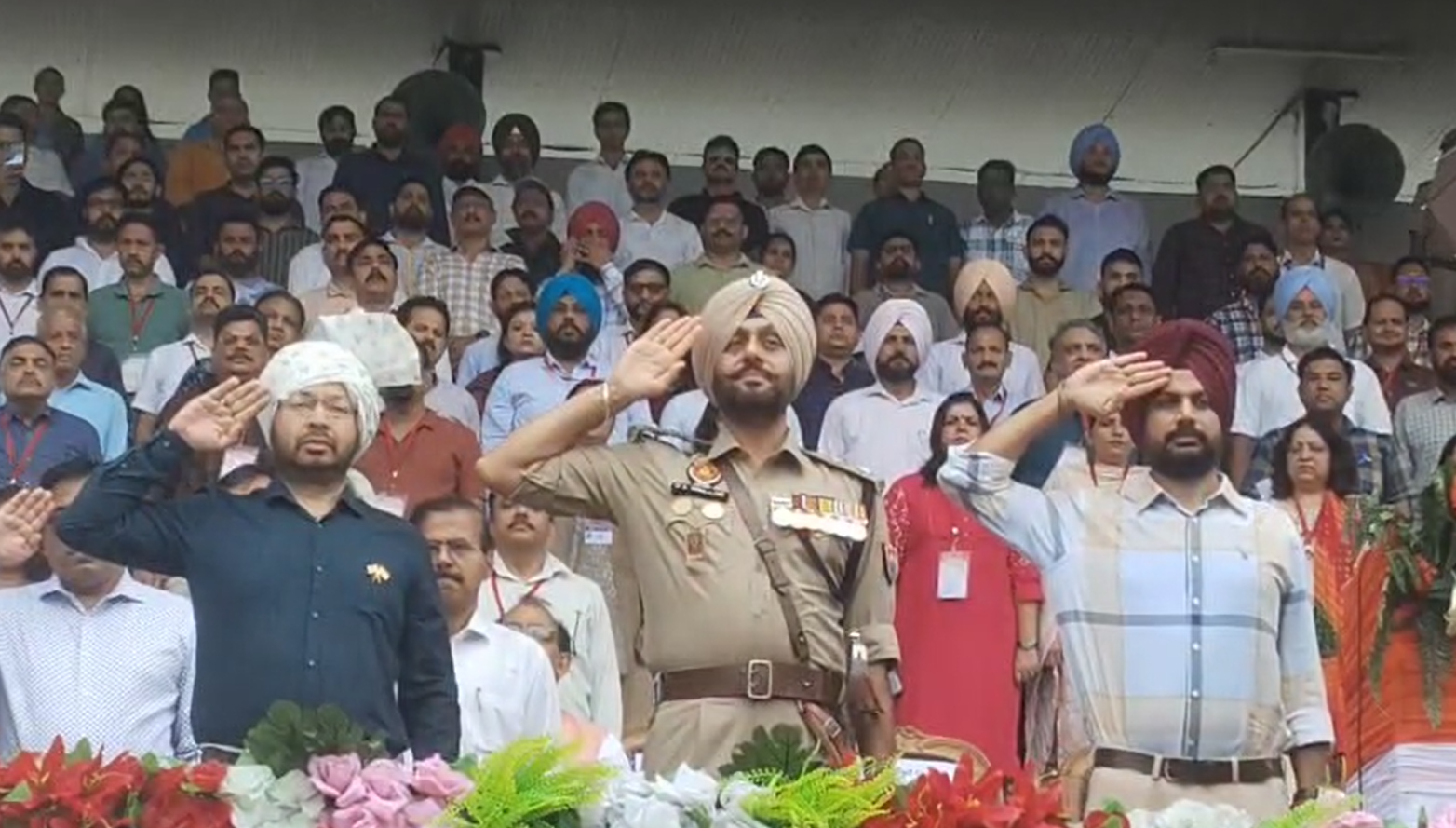 ਮੰਤਰੀ ਡਾ. ਰਵਜੋਤ ਸਿੰਘ ਨੇ ਪਠਾਨਕੋਟ ਲਹਿਰਾਇਆ ਤਿਰੰਗਾ ਝੰਡਾ, ਦਿੱਤੀਆਂ ਮੁਬਾਰਕਾਂ