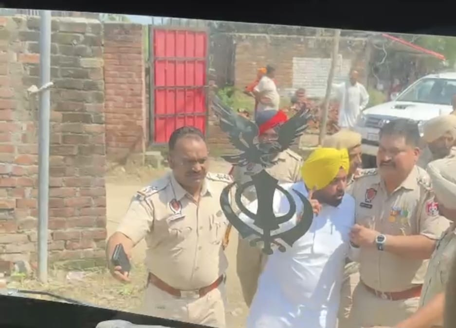 ਦੀਨਾਨਗਰ ਦੇ ਪਿੰਡ ਚੇਚੀਆਂ ਛੋੜੀਆਂ ਵਿਖੇ ਪੁਲਸ ਨੇ ਹਿਰਾਸਤ ''ਚ ਲਏ ਭਾਜਪਾ ਆਗੂ