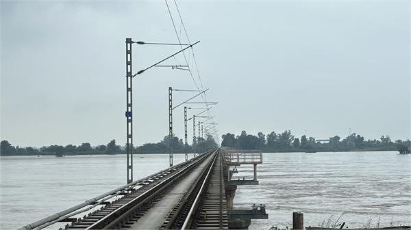 water flow is increasing at gidderpindi bridge on sutlej river
