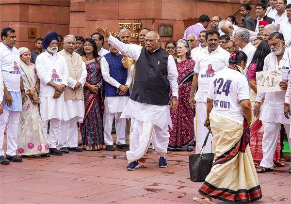 mps protest against   sir   and   vote theft   by wearing t shirts