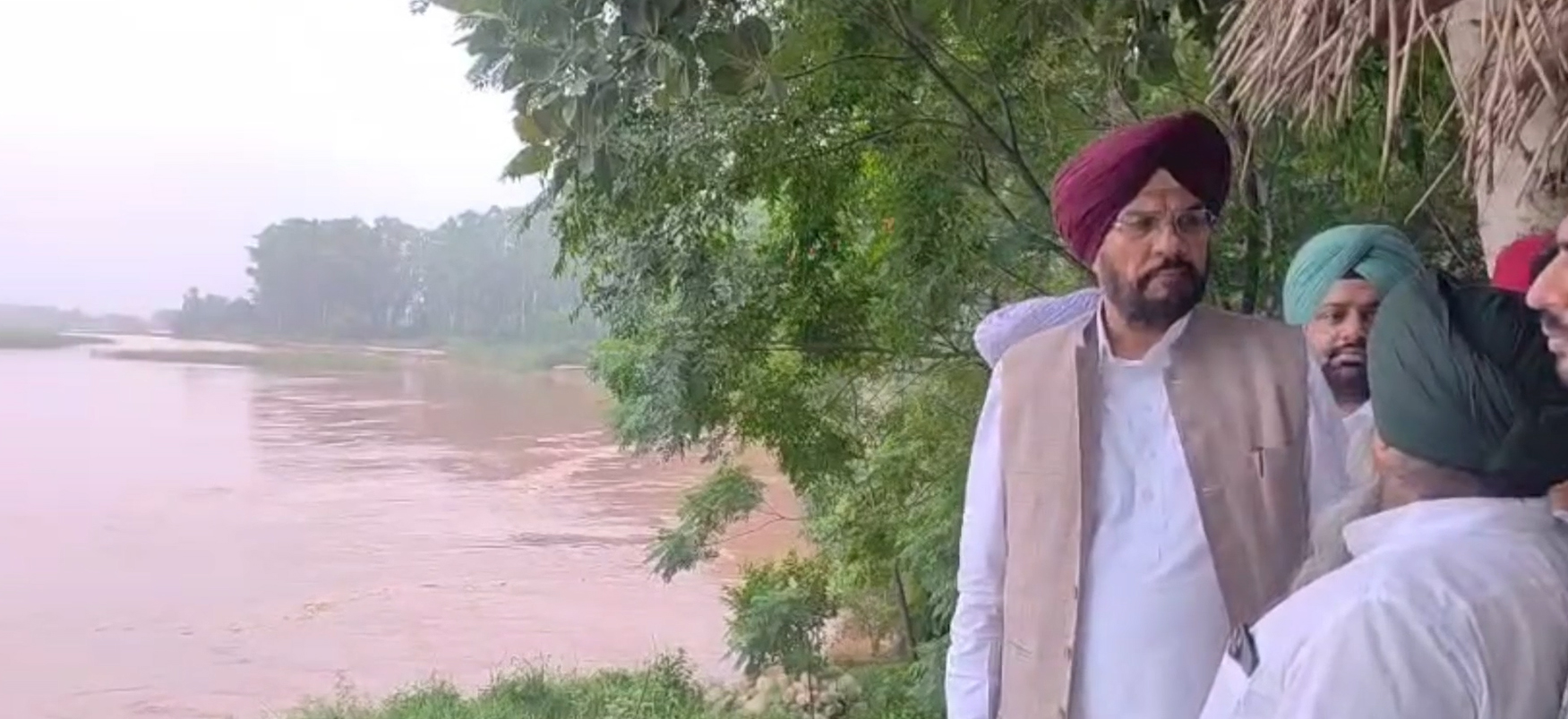 MLA ਕੁਲਦੀਪ ਸਿੰਘ ਧਾਲੀਵਾਲ ਨੇ ਰਾਵੀ ਦਰਿਆ ਦੇ ਪਾਣੀ ਪੱਧਰ ਦਾ ਲਿਆ ਜਾਇਜ਼ਾ