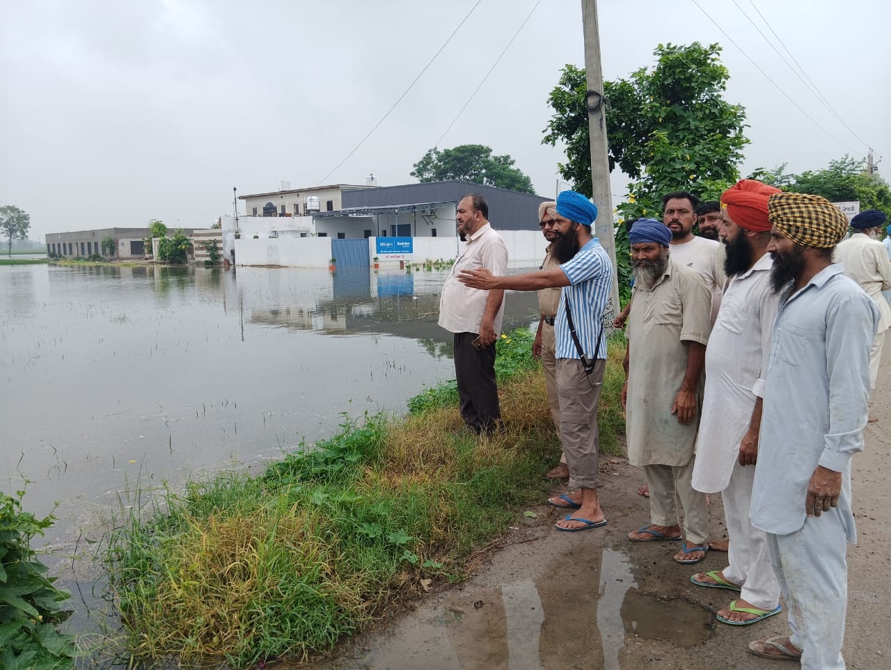 ਪਿੰਡ ਹਮੀਦੀ ਵਿਖੇ ਅਪਲਸਾੜਾ ਡਰੇਨ ਓਵਰਫਲੋਅ! 600 ਏਕੜ ਤੋਂ ਵੱਧ ਖੇਤੀਬਾੜੀ ਪ੍ਰਭਾਵਿਤ ਹੋਣ ਦਾ ਖ਼ਤਰਾ