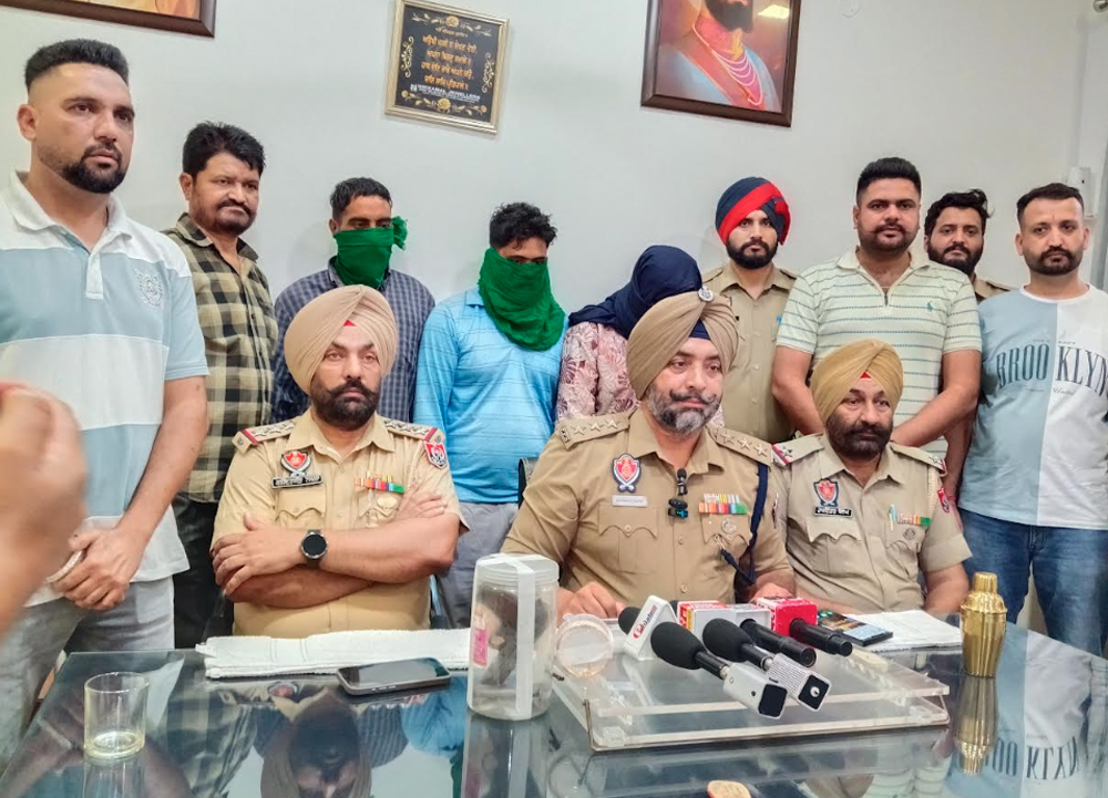 ਪਿੰਡ ਫਿਰੋਜ਼ ''ਚ ਹੋਈ ਲੁੱਟ ਦੀ ਵਾਰਦਾਤ ''ਚ ਵੱਡਾ ਖ਼ੁਲਾਸਾ, ਲੁਟੇਰੇ ਗ੍ਰਿਫ਼ਤਾਰ