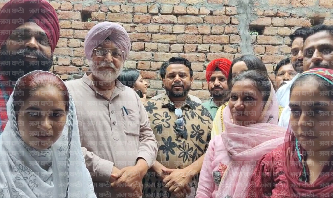 UGC-NET ਦੀ ਪ੍ਰੀਖਿਆ ਪਾਸ ਕਰਨ ਵਾਲੀਆਂ ਬੁਢਲਾਡਾ ਦੀਆਂ 3 ਭੈਣਾਂ ਦੇ ਘਰ ਪੁੱਜੇ ਪੰਜਾਬੀ ਕਲਾਕਾਰ ਕਰਮਜੀਤ ਅਨਮੋਲ
