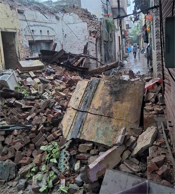 poor family  s house collapsed due to rain