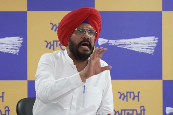 ਪੰਜਾਬੀਆਂ ਦੇ ਰਾਸ਼ਨ ਕਾਰਡ ਕੱਟੇ ਜਾਣ ''ਤੇ ਧਾਲੀਵਾਲ ਦਾ ਵੱਡਾ ਬਿਆਨ, ਸੂਬਾ ਵਾਸੀਆਂ ਨੂੰ ਦਿੱਤੀ ਚਿਤਾਵਨੀ (ਵੀਡੀਓ)