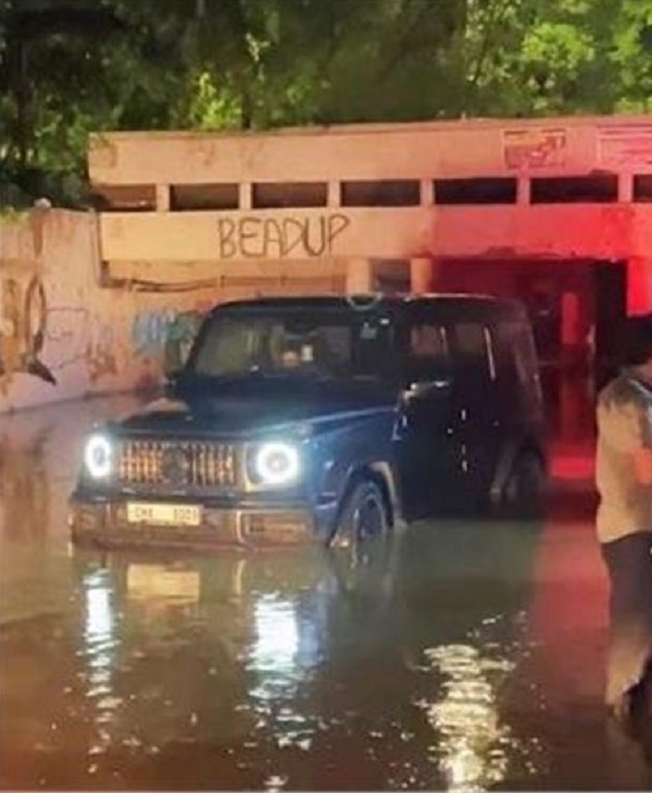 ਪਾਣੀ ''ਚ ਡੁੱਬੀ 4.5 ਕਰੋੜ ਦੀ ਮਰਸੀਡੀਜ਼ G63 AMG! Social Media ''ਤੇ ਵੀਡੀਓ ਵਾਇਰਲ