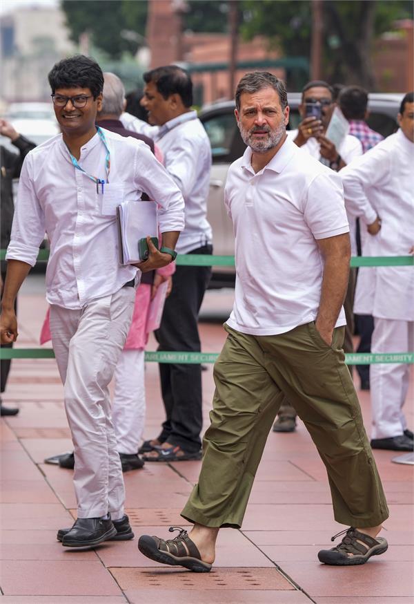 rahul gandhi reiterates allegations of   vote theft  