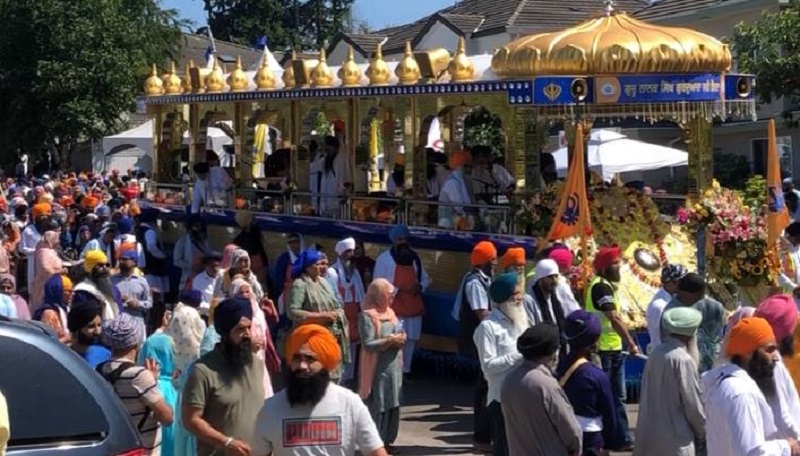 ਸਰੀ ''ਚ ਸਜਾਇਆ ਗਿਆ ਨਗਰ ਕੀਰਤਨ, ਵੱਡੀ ਗਿਣਤੀ ''ਚ ਸੰਗਤਾਂ ਨੇ ਕੀਤੀ ਸ਼ਮੂਲੀਅਤ (ਤਸਵੀਰਾਂ)