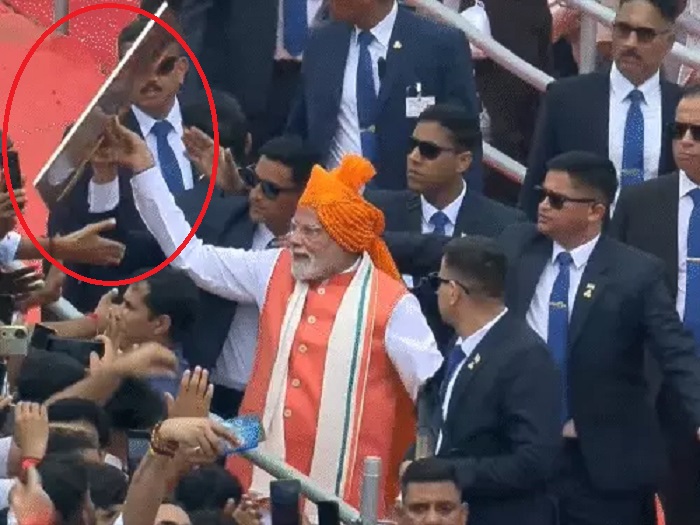 ਲਾਲ ਕਿਲ੍ਹੇ ''ਤੇ ਆਏ ਲੋਕਾਂ ਨੇ PM ਮੋਦੀ ਨੂੰ ਤੋਹਫੇ ''ਚ ਦਿੱਤੀ ਮਾਂ ਦੀ ਤਸਵੀਰ
