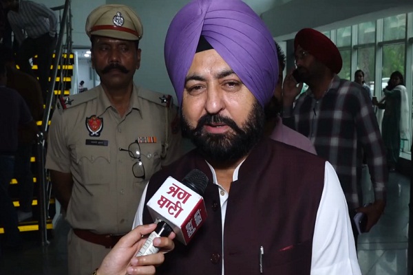 ਪੰਜਾਬ ਦੇ ਮੰਤਰੀ ਦਾ ਪਟਵਾਰੀਆਂ ਨੂੰ ਲੈ ਕੇ ਵੱਡਾ ਬਿਆਨ, ਤੁਸੀਂ ਵੀ ਸੁਣੋ ਕੀ ਬੋਲੇ (ਵੀਡੀਓ)
