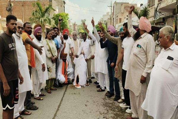 bjp leaders burn effigy of punjab government