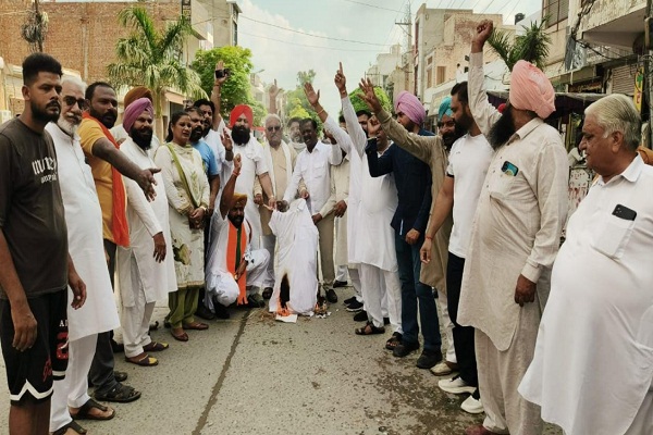 ਭਾਜਪਾ ਆਗੂਆਂ ਨੇ ਫੂਕਿਆ ਪੰਜਾਬ ਸਰਕਾਰ ਦਾ ਪੁਤਲਾ
