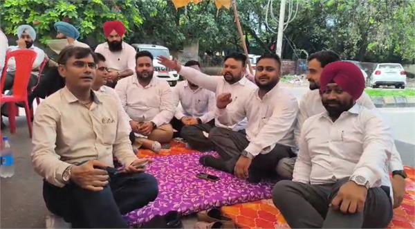 lawyers protest in jandiala guru over lawyer  s murder case