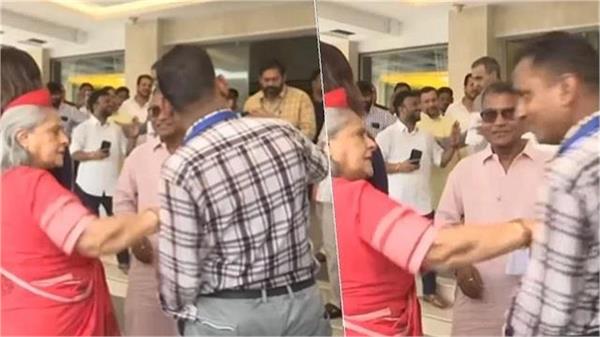 jaya bachchan loses cool again pushes man over selfie at delhi