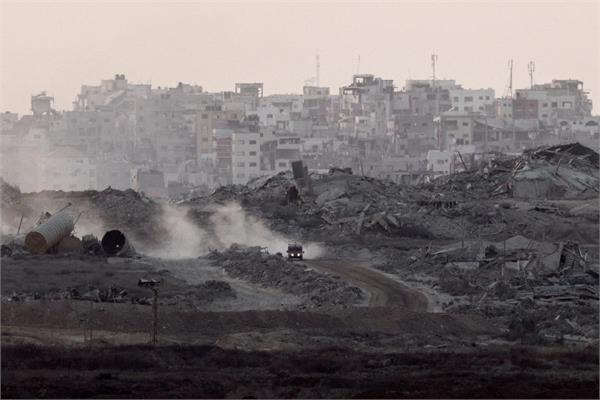 israel declares gaza  s largest city war zone  halts aid