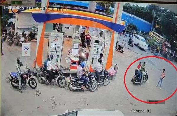 fill petrol without helmet  petrol pump