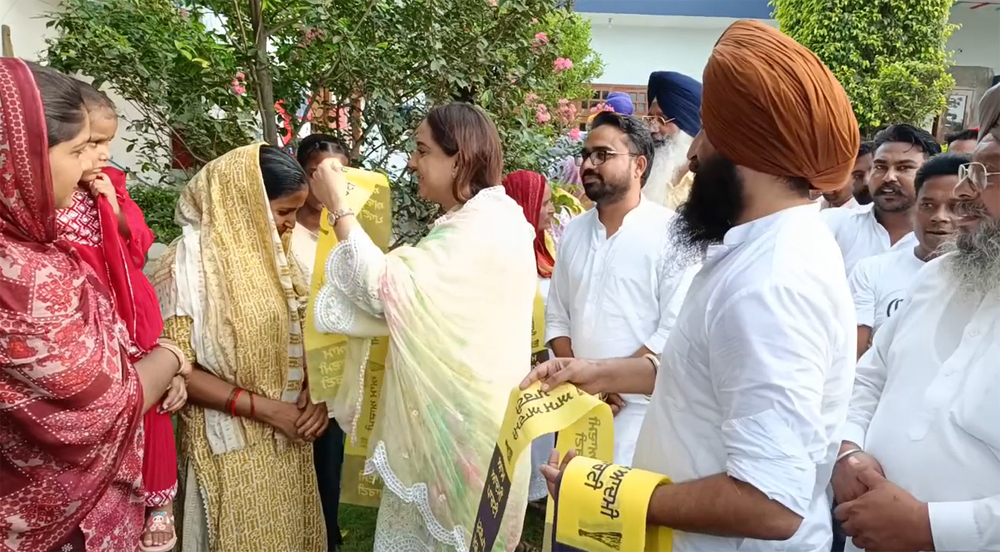 ਕਾਂਗਰਸ ਅਤੇ ਅਕਾਲੀ ਦਲ ਛੱਡ ਕੇ 100 ਪਰਿਵਾਰ ਆਮ ਆਦਮੀ ਪਾਰਟੀ ਵਿਚ ਸ਼ਾਮਲ