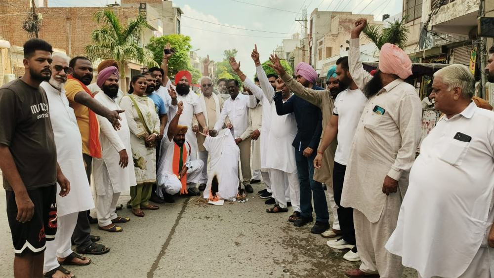 ਭਾਜਪਾ ਆਗੂਆਂ ਨੇ ਫੂਕਿਆ ਸਰਕਾਰ ਦਾ ਪੁਤਲਾ