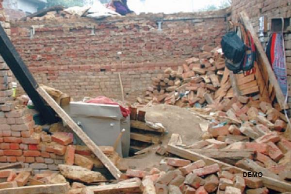 roof of house collapses due to rain in jalalabad