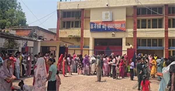 sisters tie rakhis to prisoners and detainees lodged in central jail