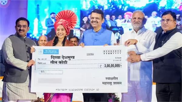 maharashtra cm awards rs 3 crore to world chess champion divya deshmukh