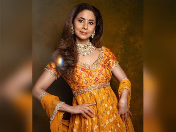 urmila matondkar welcomes lord ganesha with a beautiful dance performance