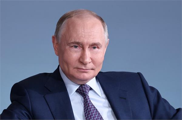 putin congratulates on independence day