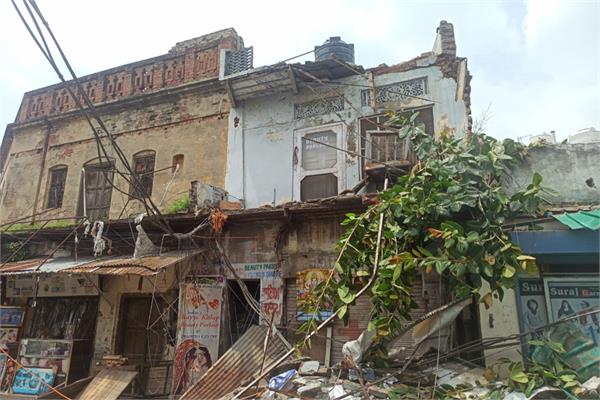 building roof collapses near jalebi chowk  nawanshahr