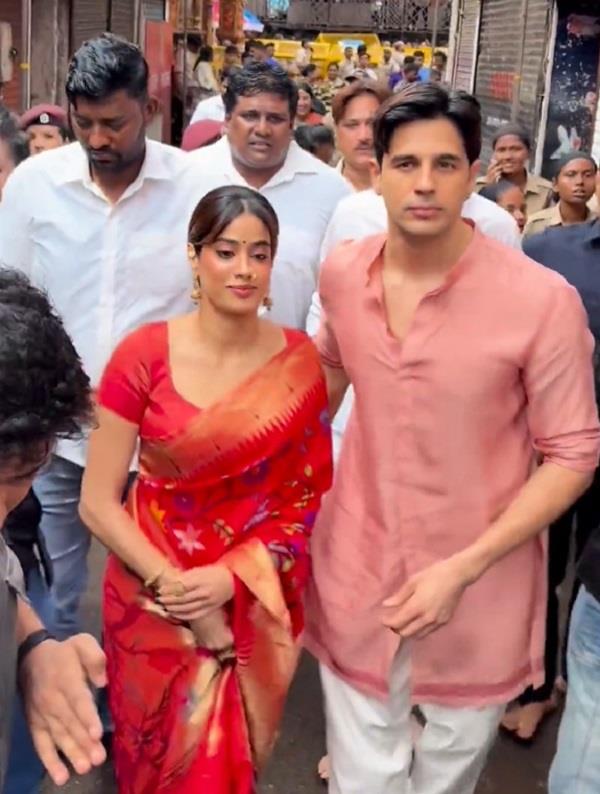 ganesh utsav sidharth   janhvi kapoor visit lalbaugcha raja offer prayers