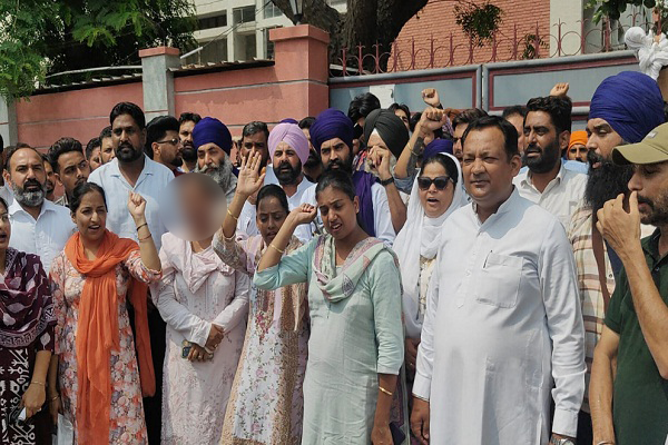 ਬਠਿੰਡਾ ''ਚ ਸਕੂਲੀ ਵਿਦਿਆਰਥਣ ਨਾਲ ਛੇੜਛਾੜ ਦਾ ਮੁੱਦਾ ਗਰਮਾਇਆ, ਸਕੂਲ ਬਾਹਰ ਭਖਿਆ ਮਾਹੌਲ