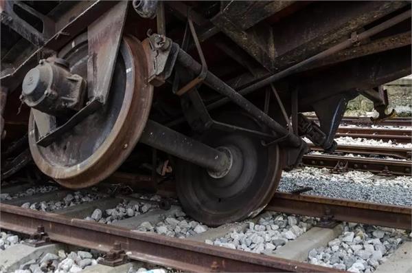 five injured as passenger train derails in pakistan